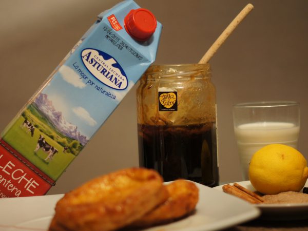 Cocemos durante media hora a fuego lento la leche entera con el azúcar, la vainilla, la canela en rama y la cáscara del limón.   