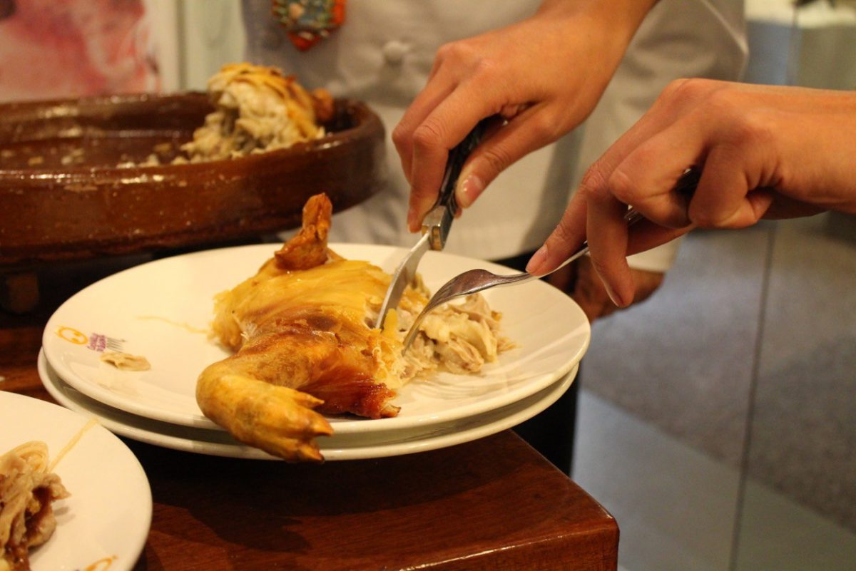 Cuchillo para comer cochinillo del Restaurante José María (2)