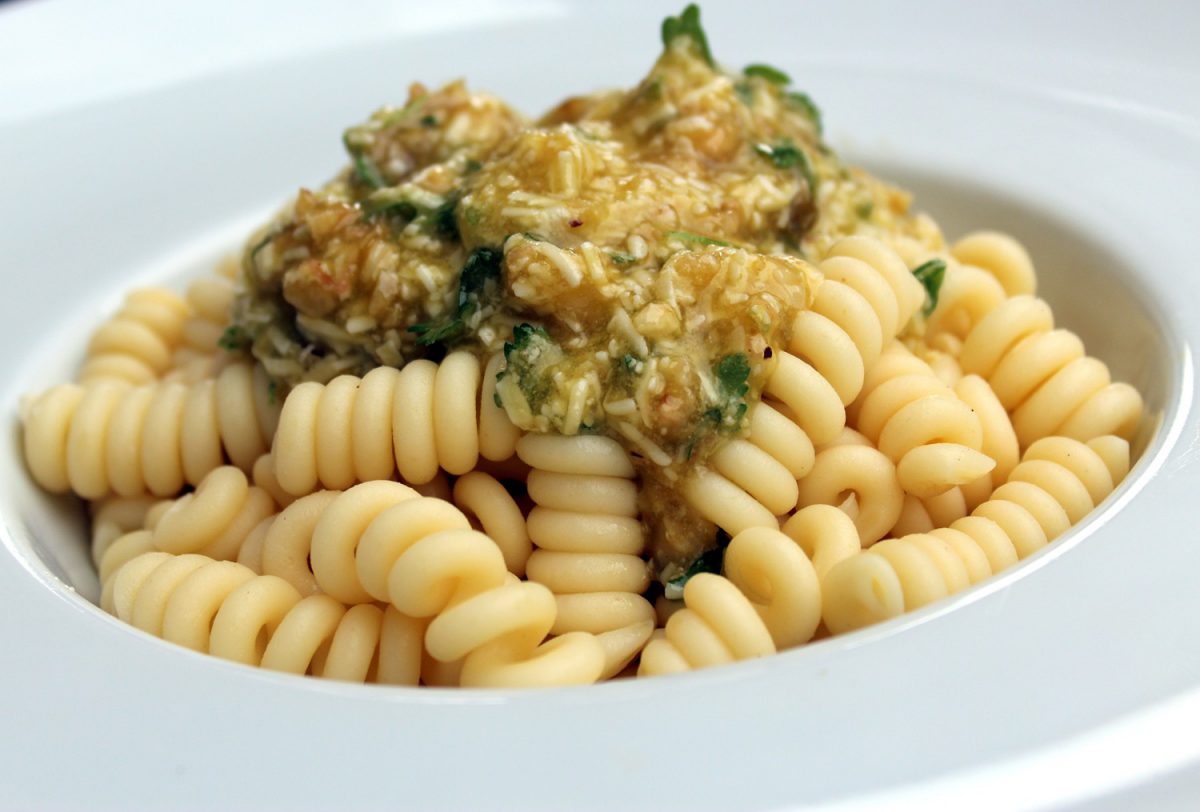 Ensalada de Pasta: Fusilli con pesto de avellanas y tomate fresco