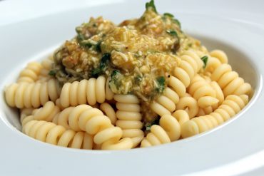 Ensalada de Pasta: Fusilli con pesto de avellanas y tomate fresco