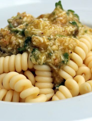 Ensalada de Pasta: Fusilli con pesto de avellanas y tomate fresco