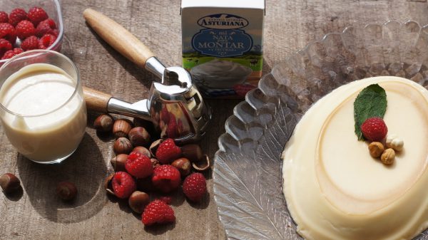 Mientras, ponemos a cocer la nata fresca de montar Central Lechera Asturiana con el azúcar, la crema de avellanas y la esencia de vainilla sin dejar de remover durante unos 15 minutos hasta que llegue a ebullición.
