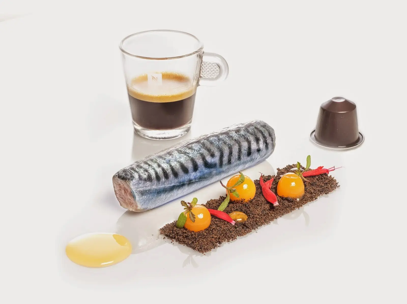 NespressoGourmetWeeks_SergiArola_Lomo de caballa, tierra cafetera y gel de Amaretto_01