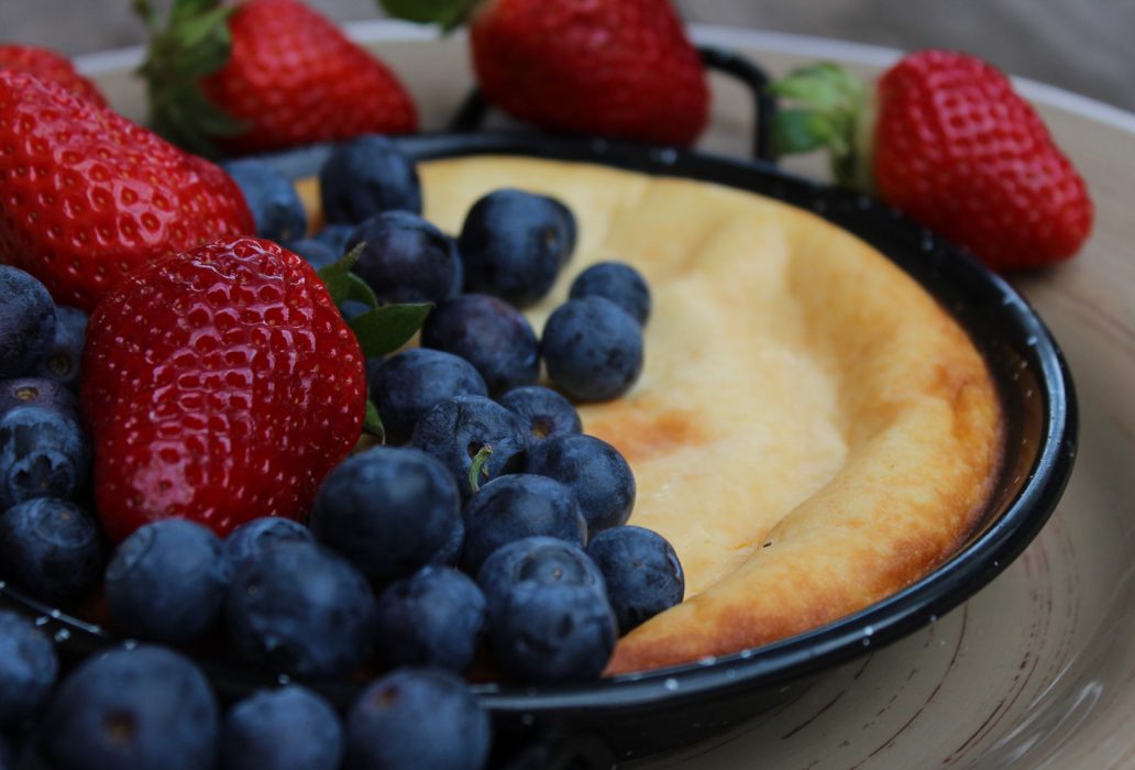 tarta de queso y leche condensada con frutos rojos-1