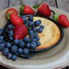 tarta de queso y leche condensada con frutos rojos