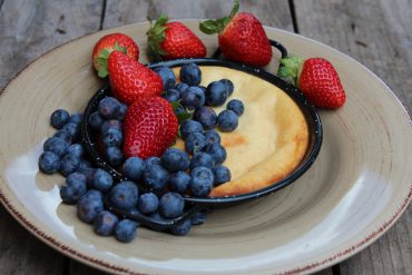 tarta de queso y leche condensada con frutos rojos