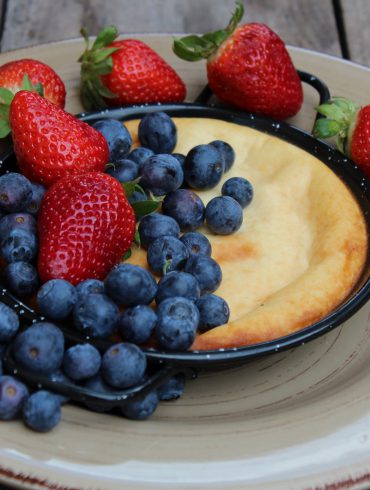 tarta de queso y leche condensada con frutos rojos