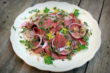 Ensalada de cabeza de jabali y vinagreta de fruta de la pasion