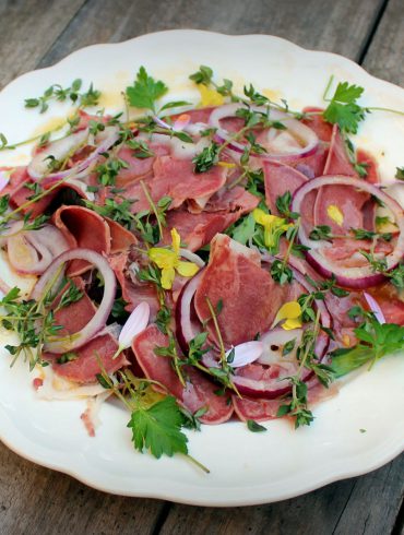 Ensalada de cabeza de jabali y vinagreta de fruta de la pasion