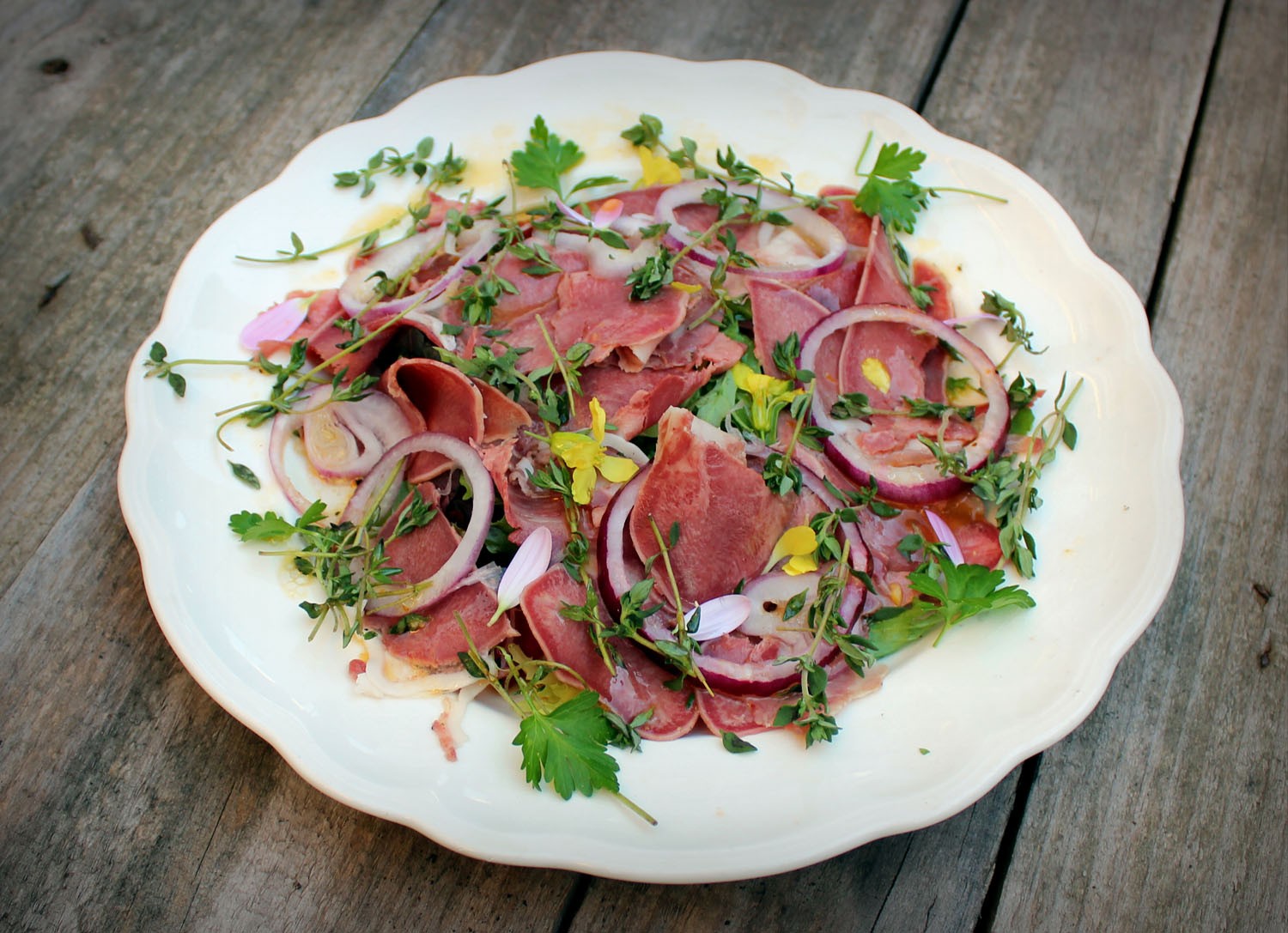 Ensalada de cabeza de jabali y vinagreta de fruta de la pasion