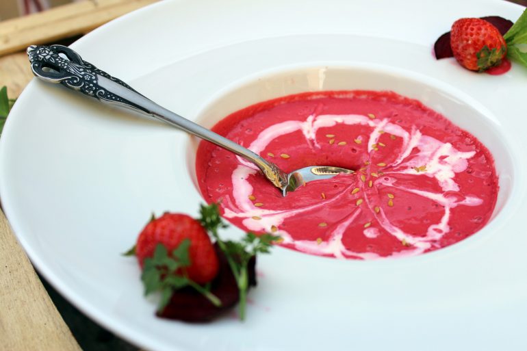 Salmorejo de remolacha y fresas