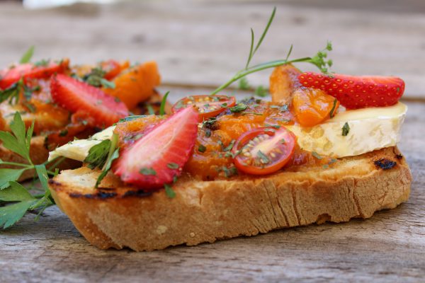 Tosta de queso camembert y albaricoques salteados