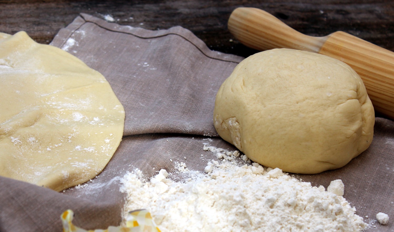 Cocinando una receta de masa de pizza casera