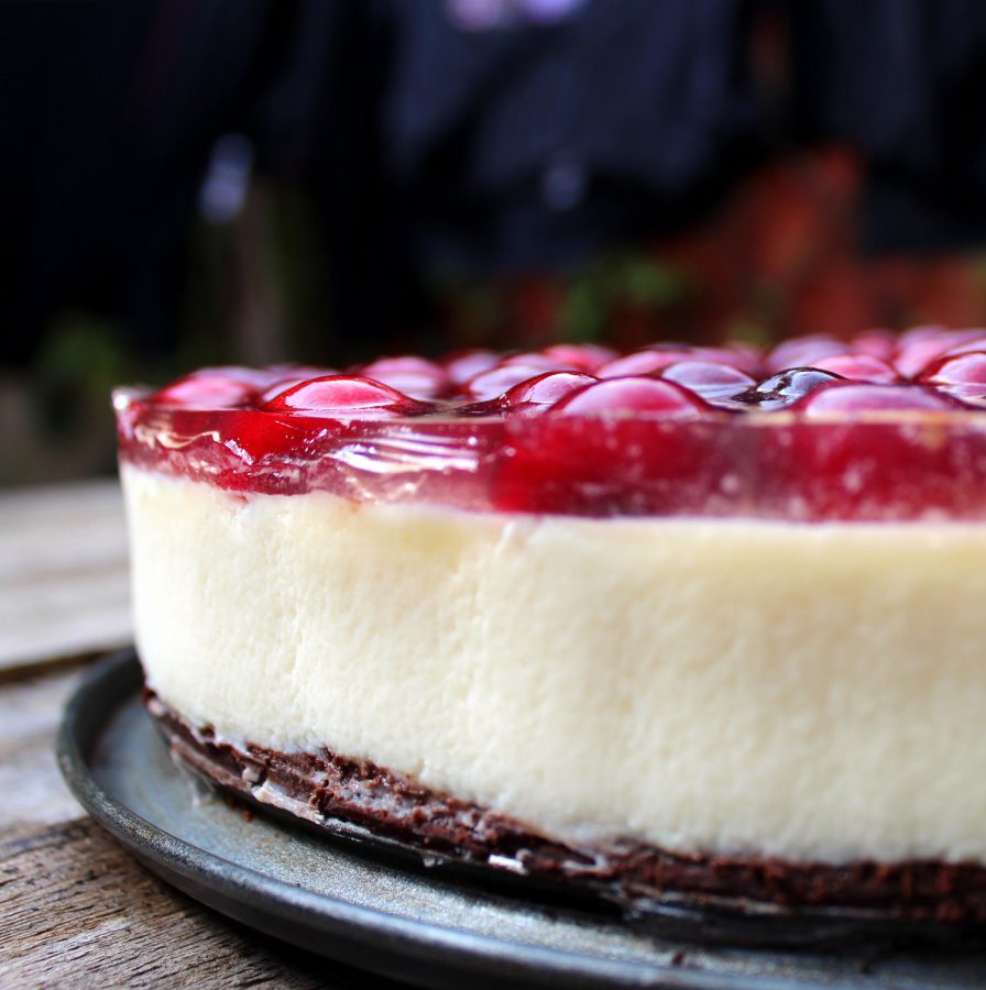 Tarta de queso y chocolate blanco con cerezas