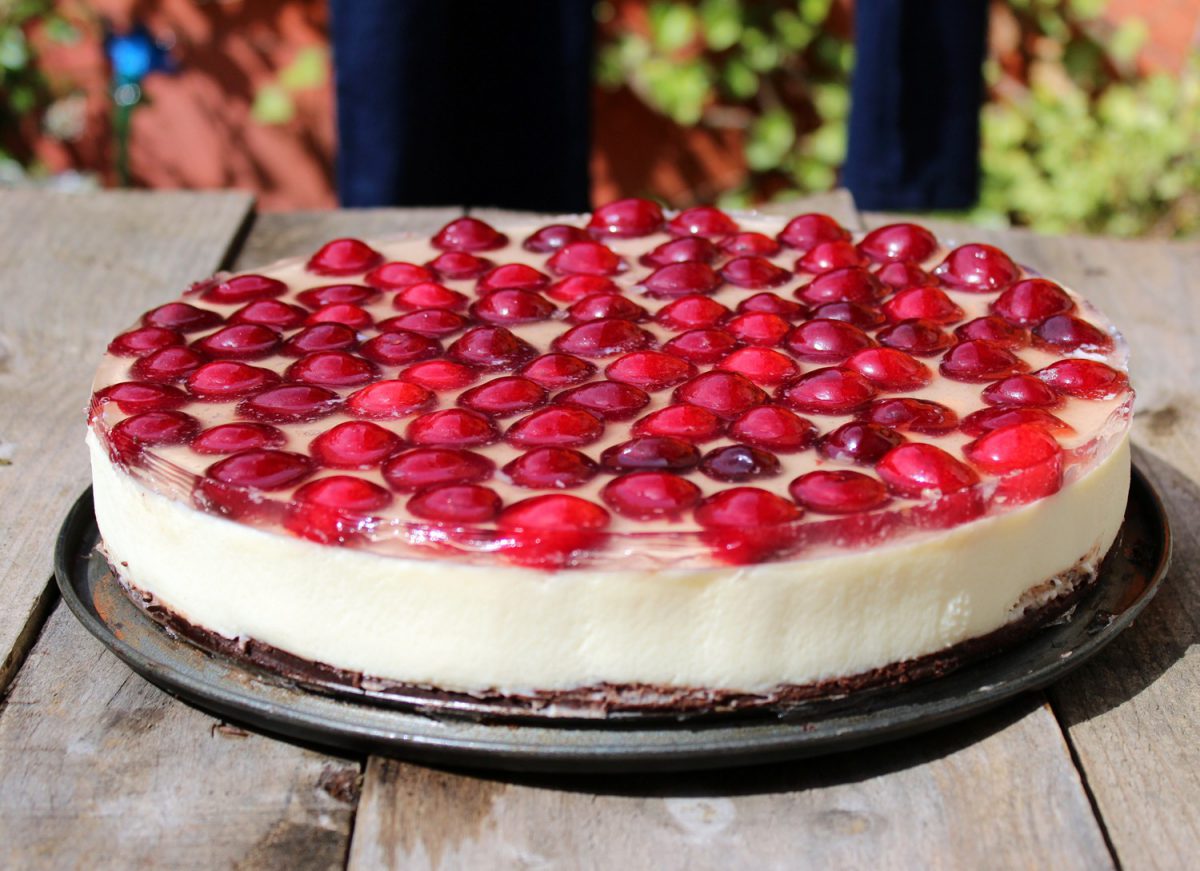 Tarta de queso y chocolate blanco con cerezas