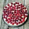 Tarta de queso y chocolate blanco con cerezas