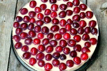 Tarta de queso y chocolate blanco con cerezas