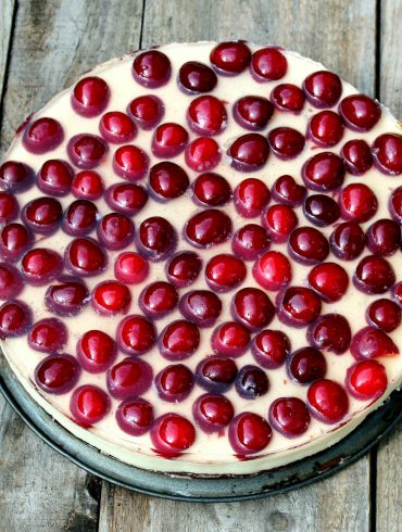 Tarta de queso y chocolate blanco con cerezas