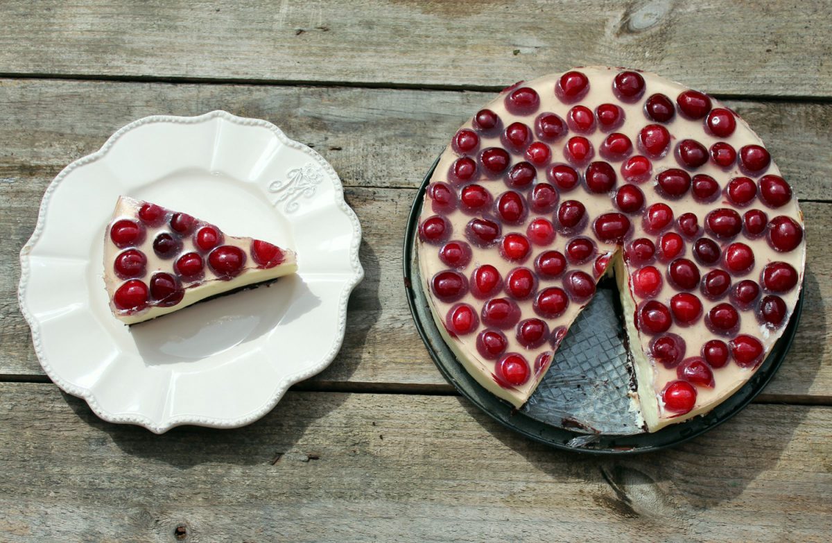 Tarta de queso y chocolate blanco con cerezas