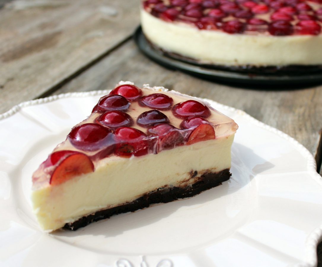 Tarta de queso y chocolate blanco con cerezas