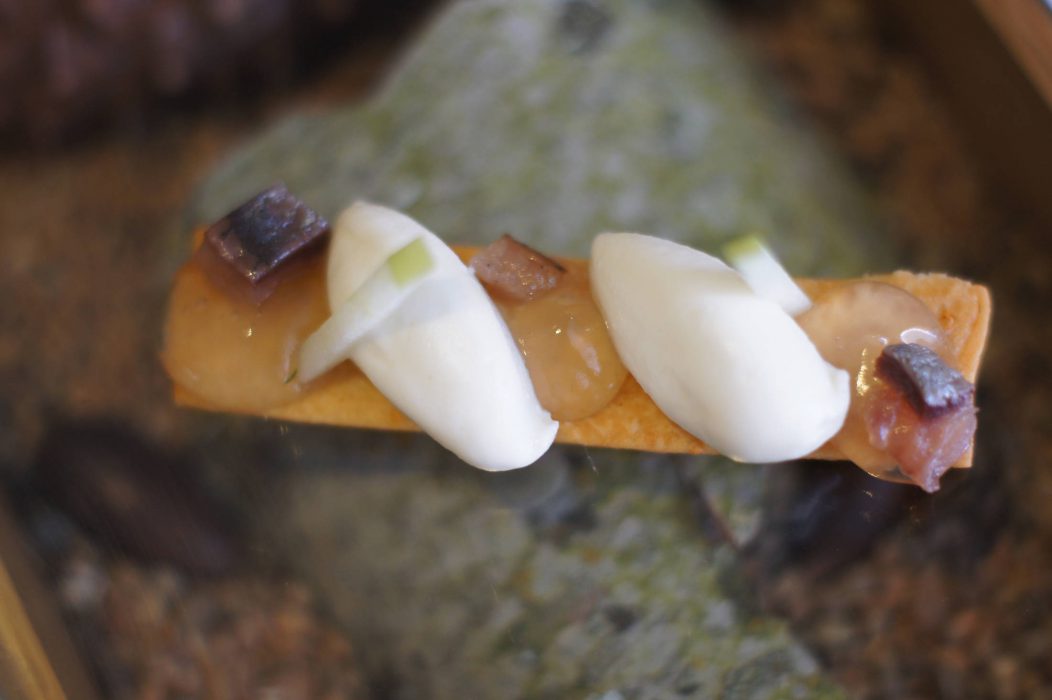 Crema de queso, sardina ahumada y gel de sauco y manzana verde