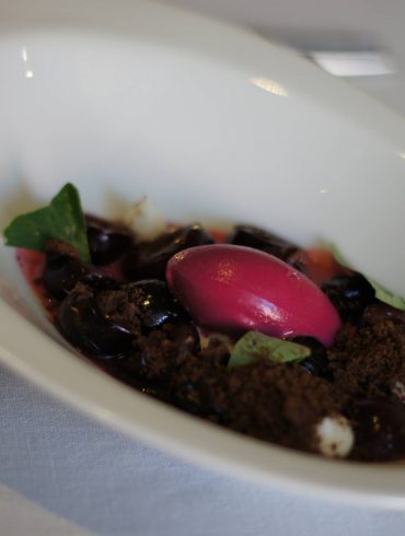 Postre caliente de cerezas del Jerte