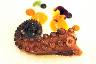 pulpo-con-emulsion-de-su-jugo-mojo-agripicante-y-almogrote