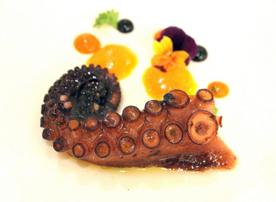 pulpo-con-emulsion-de-su-jugo-mojo-agripicante-y-almogrote