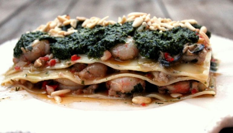 Lasaña de langostinos y almejas
