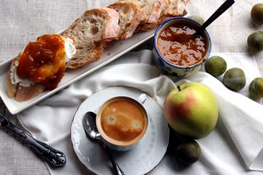 Mermelada de ciruelas y manzana