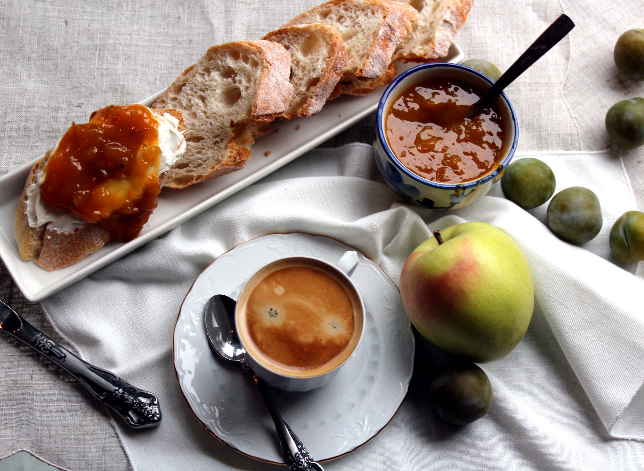 Mermelada de ciruelas y manzana