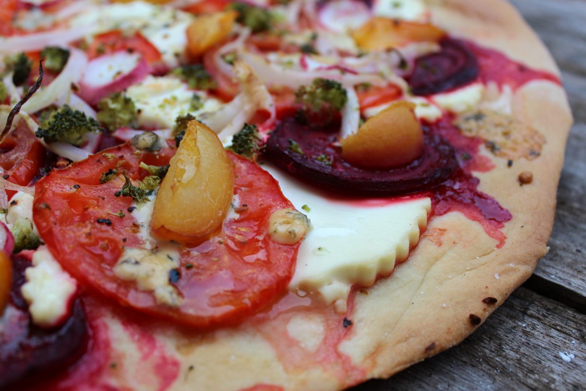 Pizza de remolacha, albaricoques, queso fresco y queso azul