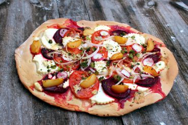 Pizza de remolacha, albaricoques, queso fresco y queso azul