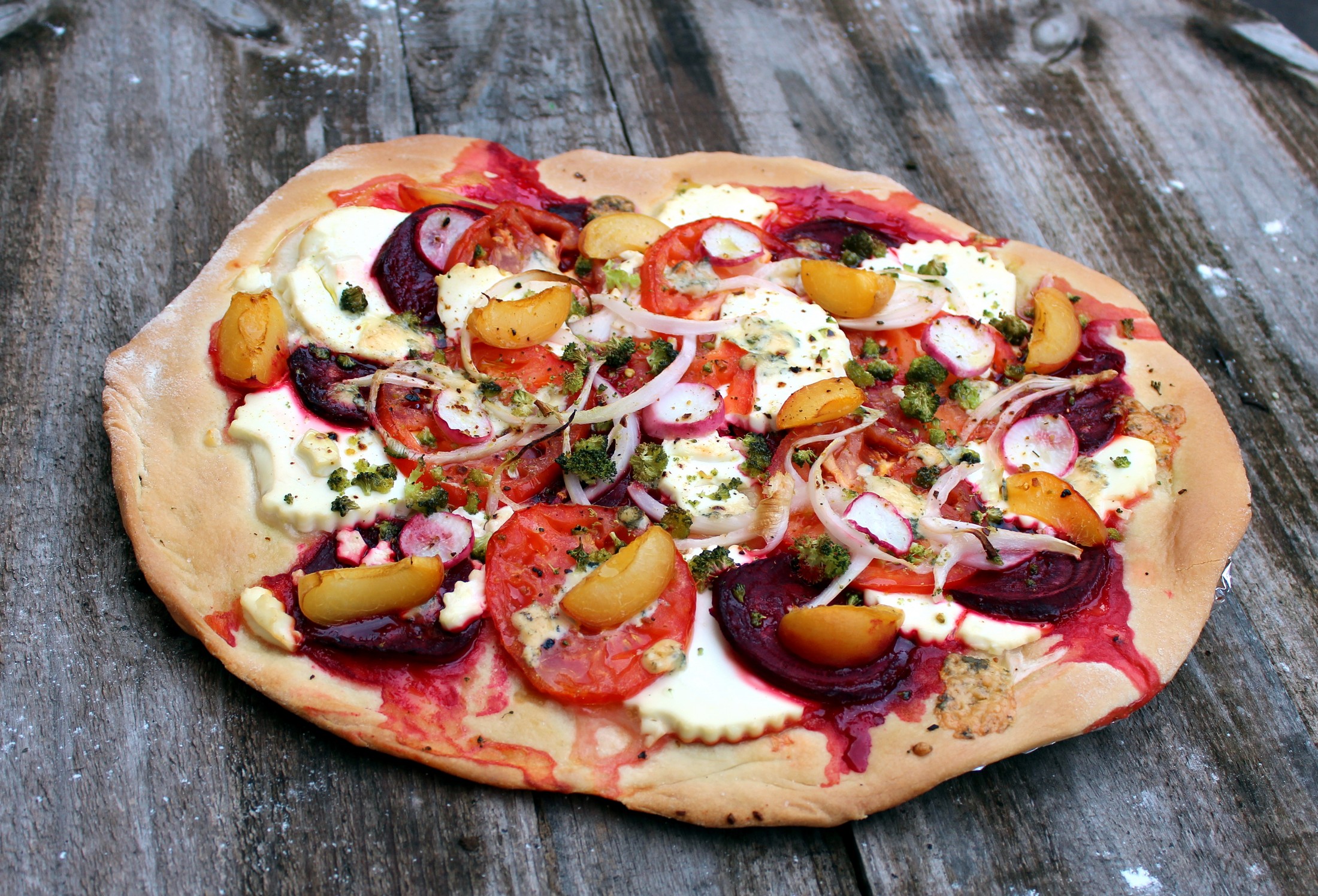 Pizza de remolacha, albaricoques, queso fresco y queso azul