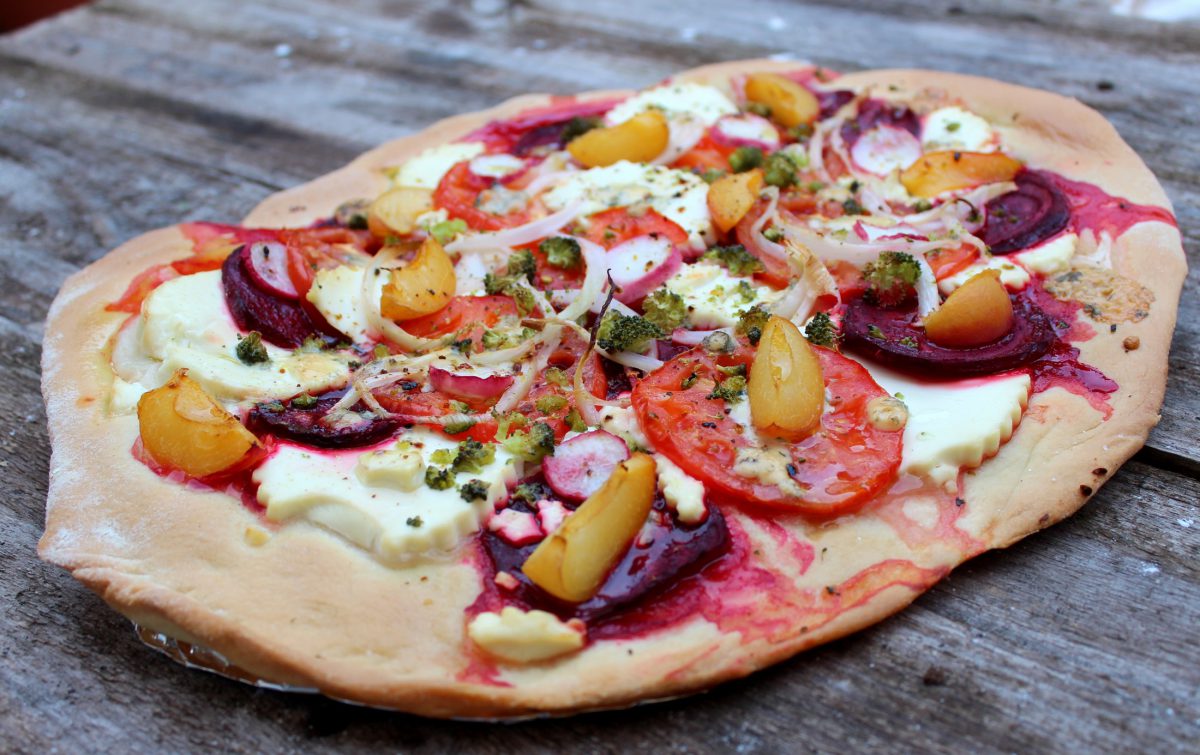 Pizza de remolacha, albaricoques, queso fresco y queso azul