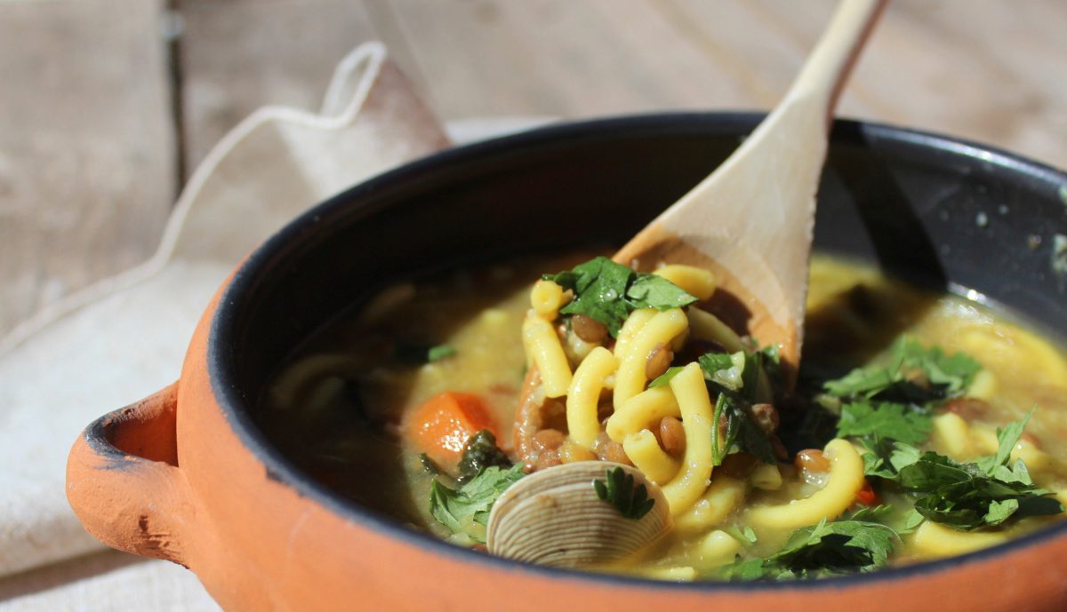 Sopa de lentejas, pasta y almejas