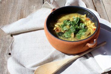 Sopa de lentejas, pasta y almejas