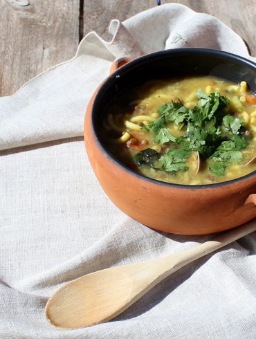 Sopa de lentejas, pasta y almejas