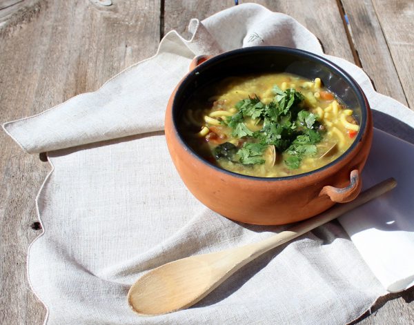 Sopa de lentejas, pasta y almejas