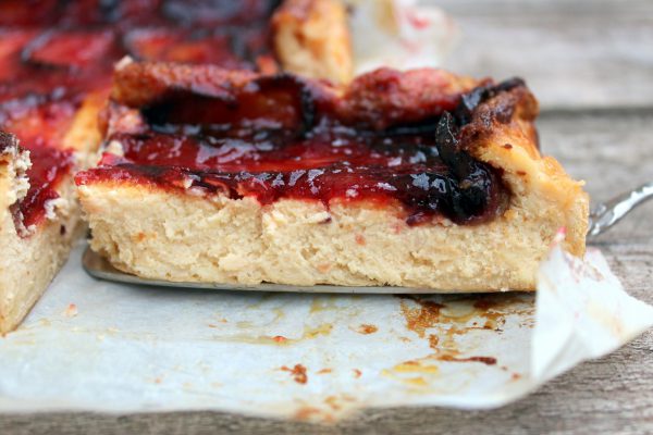 Tarta de queso y ciruelas rojas