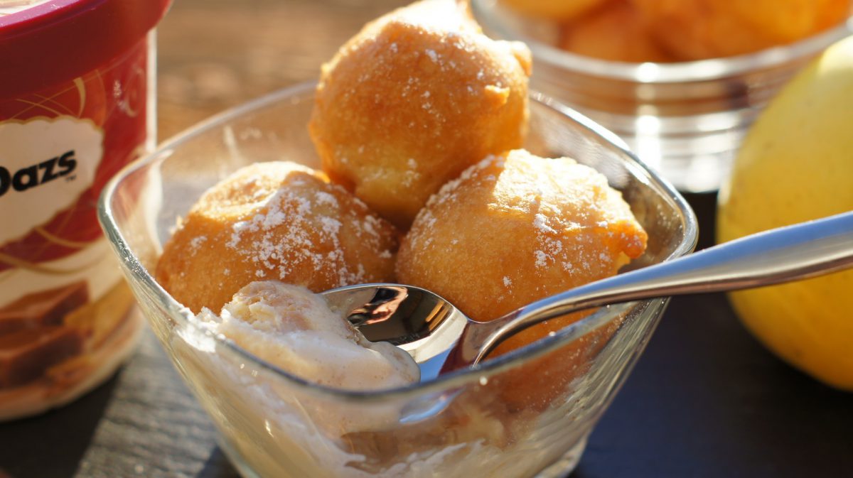 Buñuelos de manzana y helado de caramelo