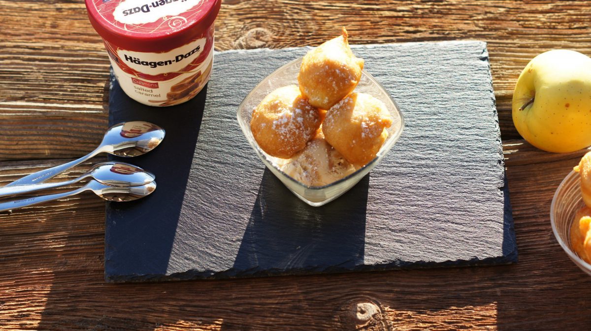 Buñuelos de manzana y helado de caramelo