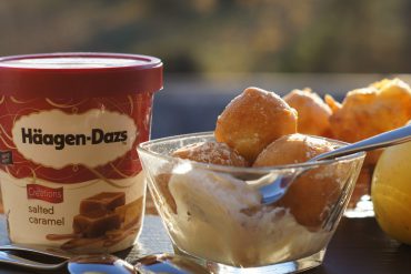 Buñuelos de manzana y helado de caramelo