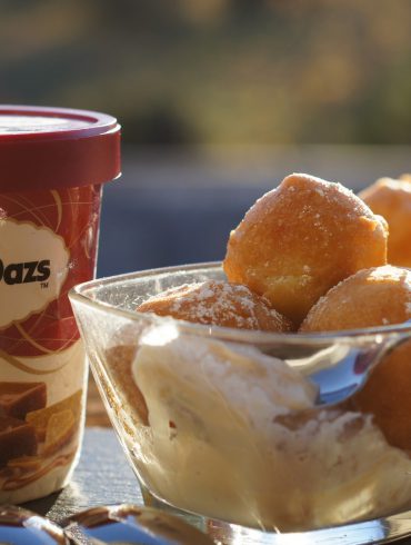 Buñuelos de manzana y helado de caramelo