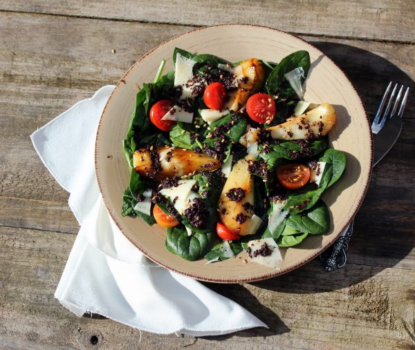 Ensalada de espinacas con pera caramelizada y tapenade de aceitunas negras