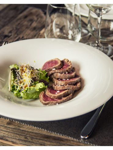 Plato de Tataki de ternera de La Finca preparado por el chef Javi Estévez.
