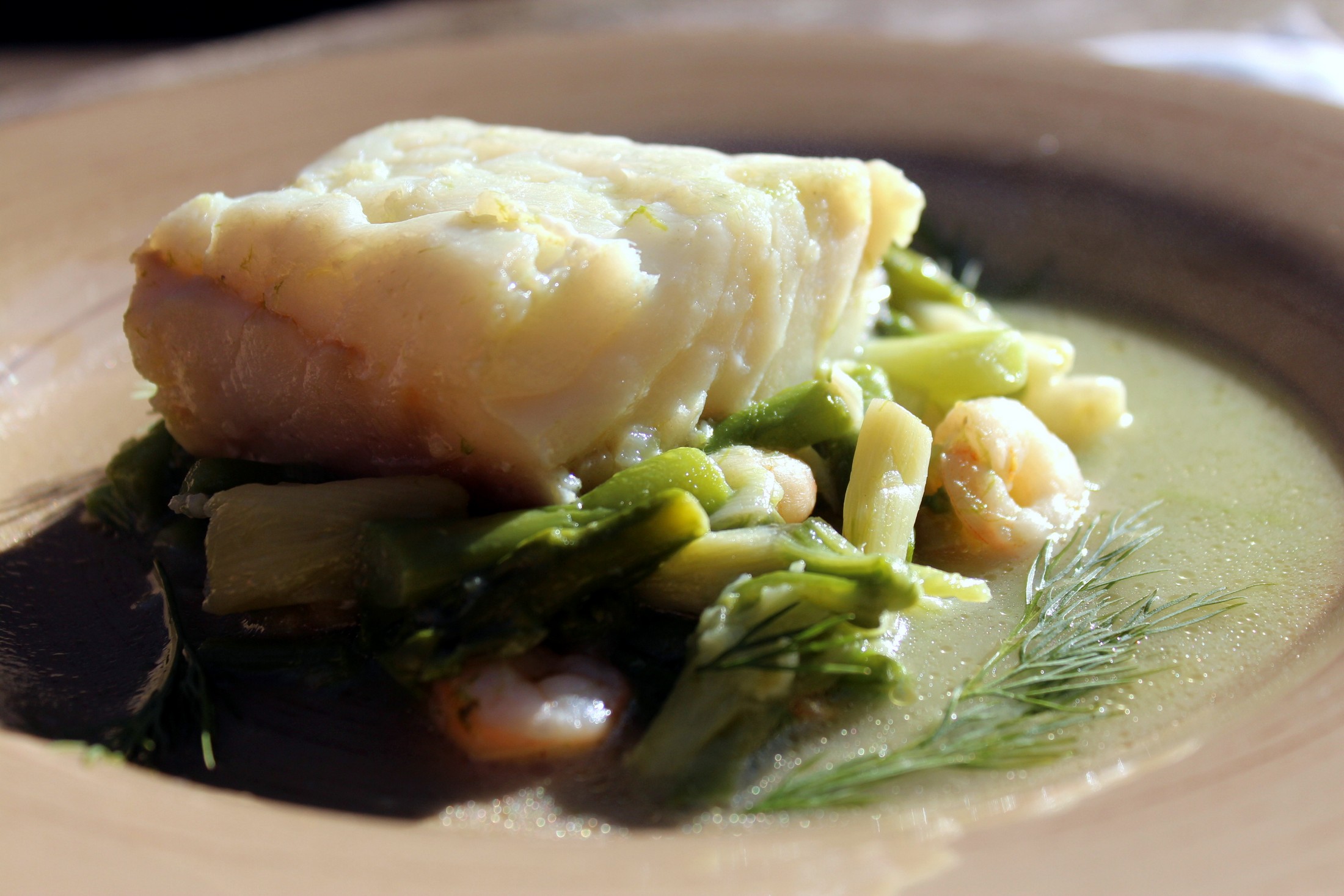 Bacalao con esparragos trigueros, ajetes y gambas