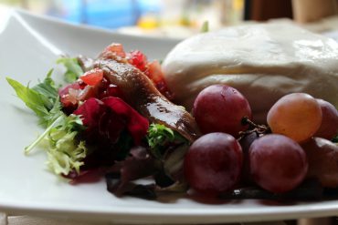 Ensalada de Burrata con tartar de tomate, granada y anchoas