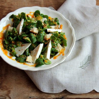 Ensalada de canónigos con queso fresco