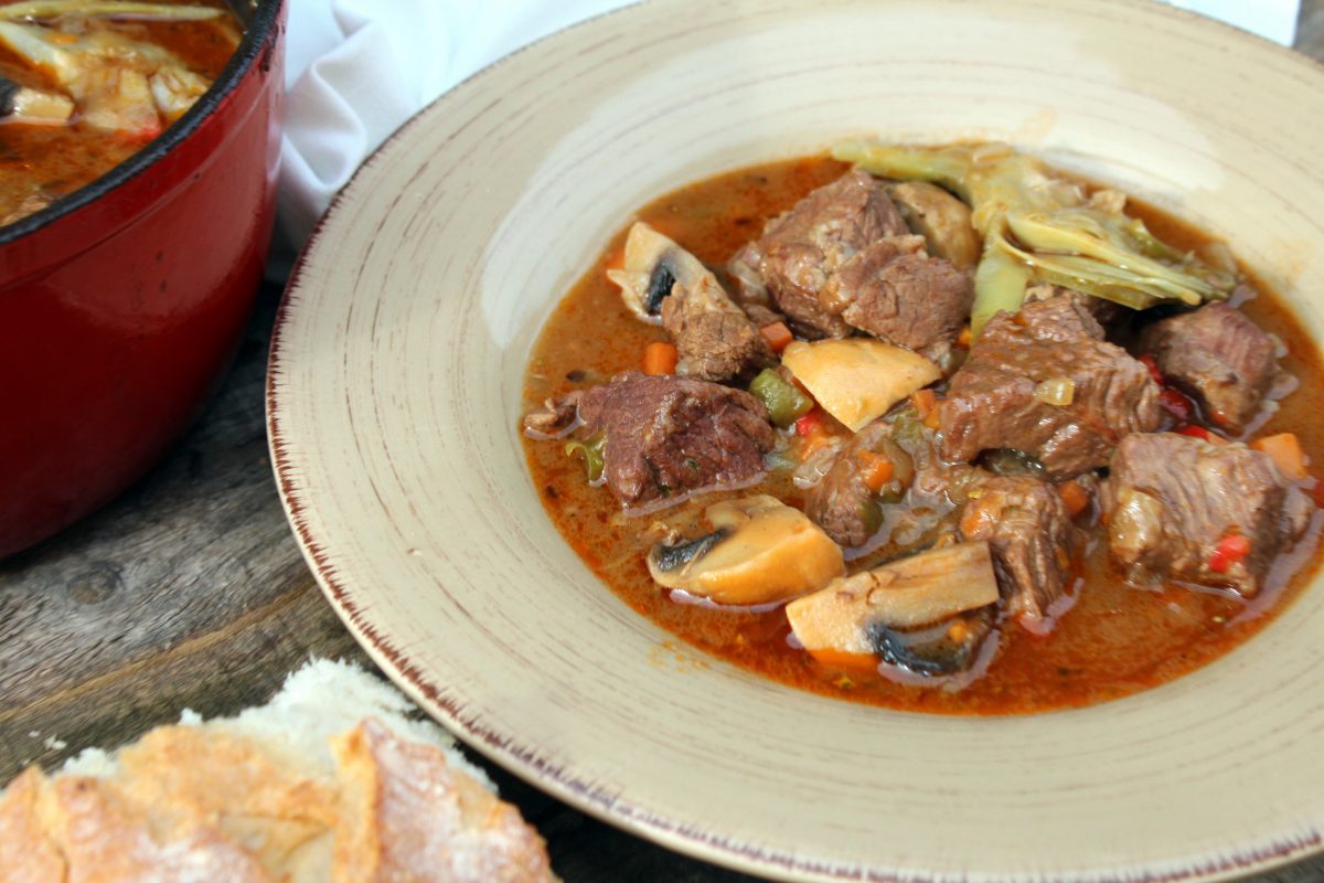 Guiso de carne con alcachofas y champiñones